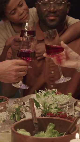 Yetişkin Aile Üyelerinin Kutlama Yemeğinde Kadehlerini Şarapla Tokuşturdukları Dikey Yavaş — Stok video