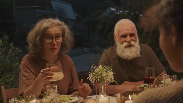 快乐的爷爷和奶奶穿着休闲装和家人一起享用庆祝晚餐 — 图库视频影像