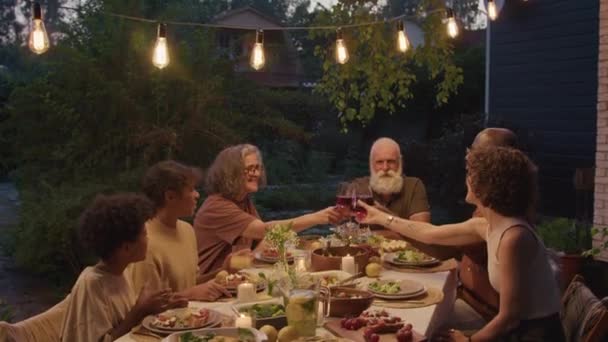 Etnicamente Diversificada Família Vestindo Roupas Casuais Tendo Jantar Celebração Livre — Vídeo de Stock