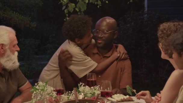 Medelstor Bild Glad Afroamerikansk Man Firar Sin Födelsedag Med Familj — Stockvideo