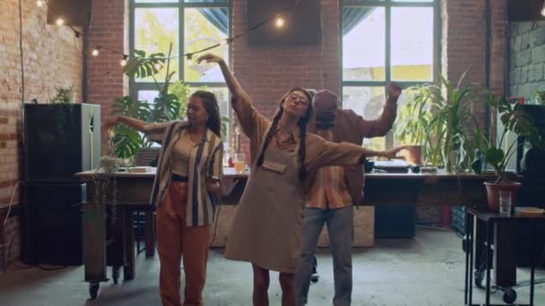 Grupo Jóvenes Modernos Etnia Diversa Okupas Bailando Con Música Amigo — Vídeos de Stock