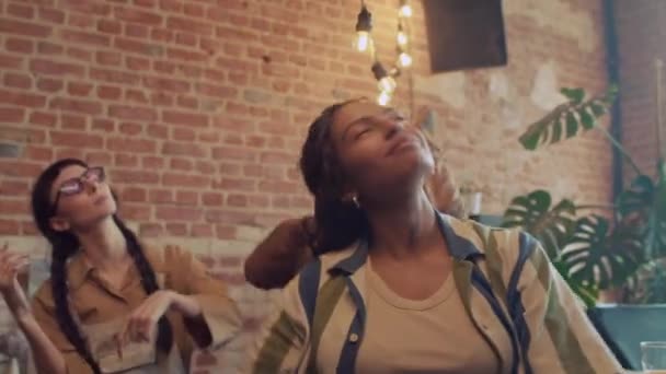 楽しい若いアフリカ系アメリカ人女性が放棄された家で仲間のスクワッターとパーティー中に音楽を踊る — ストック動画
