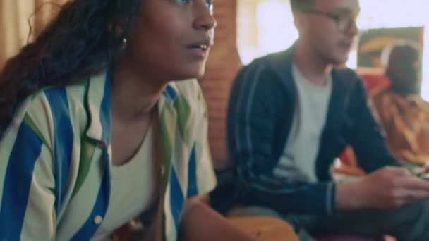 Выборочный Фокус Снимок Молодой Чернокожей Женщины Белого Парня Веселящихся Играющих — стоковое видео