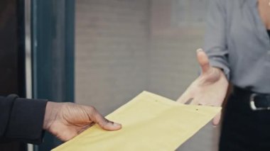 Teslimatçı kadın paketini verirken yakın çekim.