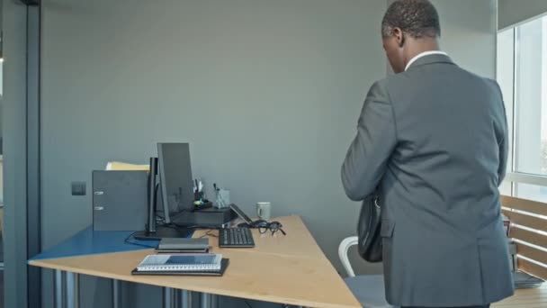 Lento Lateral Disparo Hombre Negocios Negro Entrar Oficina Poner Bolso — Vídeos de Stock