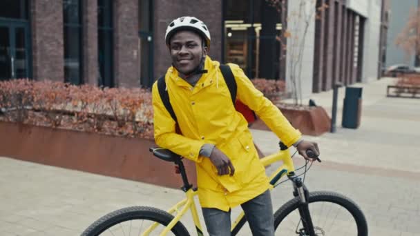 카메라를 미소를 택배의 노란색 자전거 — 비디오