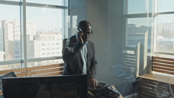 Gözlüklü Afrikalı Amerikalı Adamının Çantadan Kağıtları Alıp Akıllı Telefondan Konuşurken — Stok video