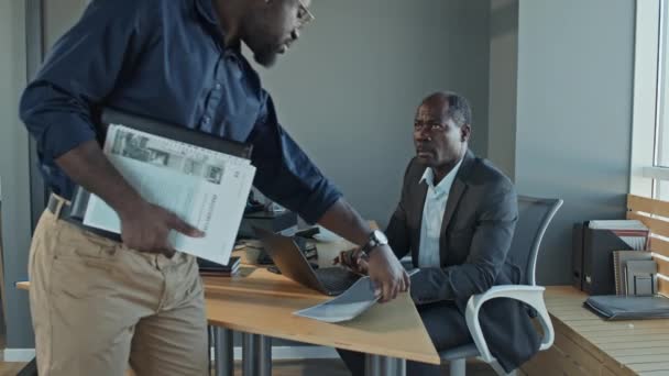 Siyahi Erkek Çalışanın Afrikalı Amerikalı Sert Yönetmene Yaklaşıp Rapor Verirken — Stok video