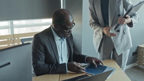 Yüksek Açı Siyah Erkek Yönetmenin Ofiste Dizüstü Bilgisayarda Çalışırken Yavaş — Stok video
