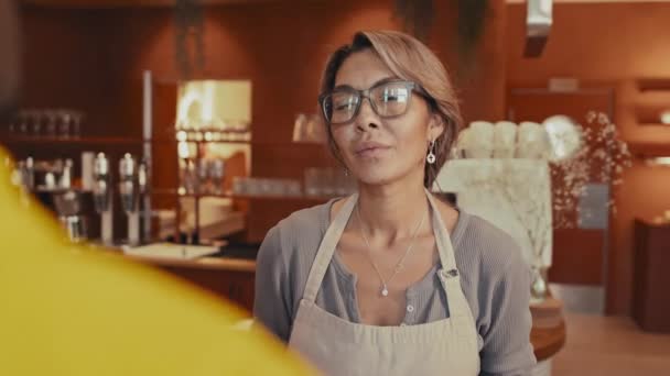 Étterem Női Dolgozójának Válllövése Felett Tisztázódik Ételkihordó Férfi Sorrendje — Stock videók