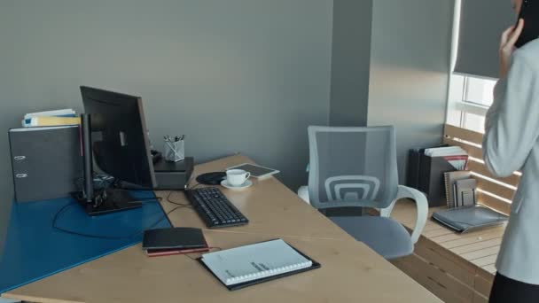 Середній Повільний Знімок Жіночого Кавказького Режисера Входить Офіс Ноутбуком Розмовляючи — стокове відео
