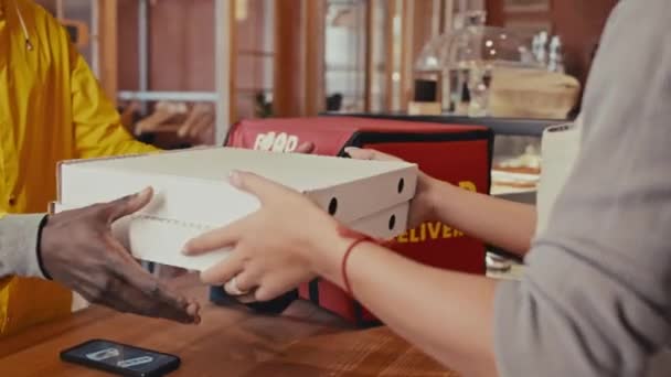 Primer Plano Irreconocible Trabajadora Restaurante Entregando Cajas Pizza Repartidor — Vídeos de Stock