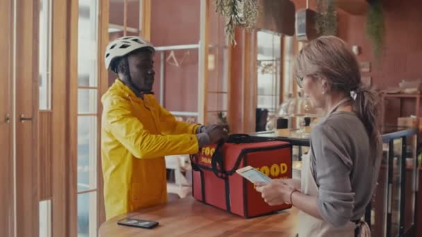 Işçinin Orta Boy Görüntüsü Teslimatçı Siparişini Restoran Çalışanlarından Alır Gider — Stok video