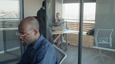 Dizüstü bilgisayarda çalışan gözlüklü bir erkek. Kafkasyalı kadın yöneticilerin ofisine giren başka bir zenci erkek çalışanın uzun ve yavaş çekimleri var. Telefonda belgeleri gösterip sonra da gidiyor.
