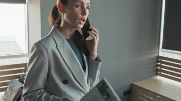 Medium Tilt Side Slowmo Shot Caucasian Business Woman Speaking Phone — Stock Video