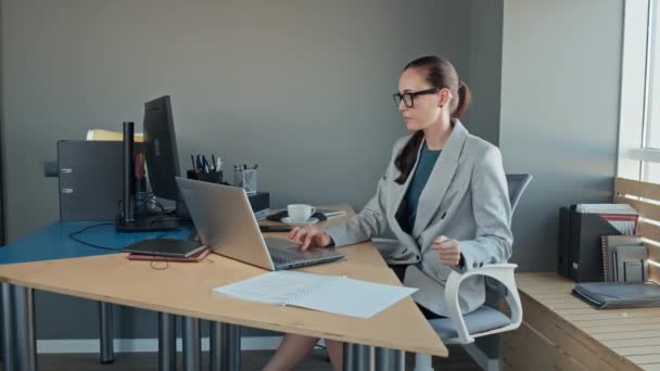 Medium Slowmo Shot Caucasian Business Woman Working Laptop Looking Camera — Stock Video