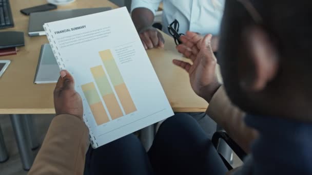 Tillbaka Närbild Slow View Black Male Employee Holding Financial Summary — Stockvideo