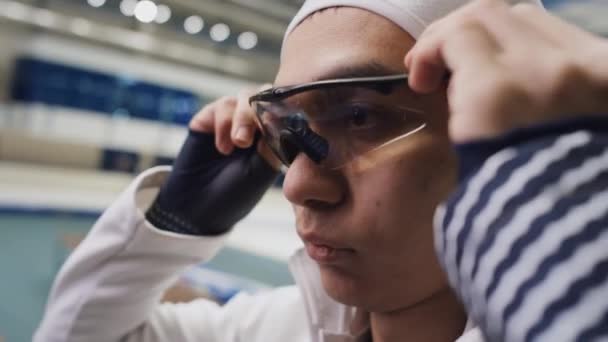 Primer Plano Tiro Inclinación Hombre Joven Biracial Ponerse Gafas Carreras — Vídeo de stock