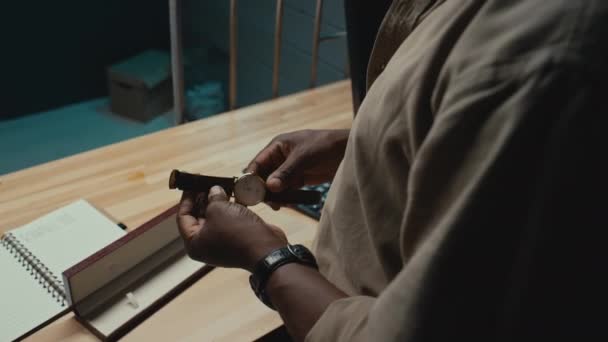 Medium Rug Kantelen Handheld Schot Van Zwarte Mannelijke Makelaar Beoordelen — Stockvideo
