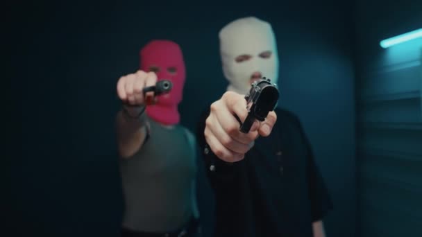 Mekanda Kameraya Silah Doğrultmuş Kar Maskeli Beyaz Bir Çiftin Orta — Stok video