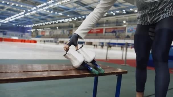 Lavvinkel Håndholdt Bilde Biracial Ung Mann Sette Skøyter Benk Idrettsarena – stockvideo