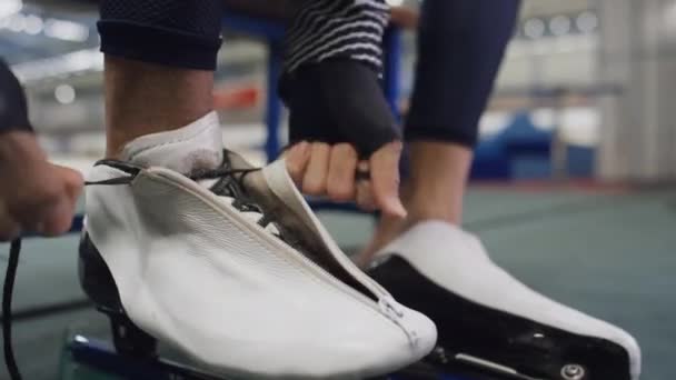 스포츠 경기장에서 스케이트에 신발끈을 단단히 수없는 — 비디오