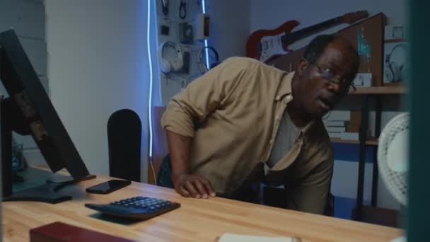 Середній Кишеньковий Знімок Чорного Чоловіка Шокував Грабіжника Який Викликав 911 — стокове відео