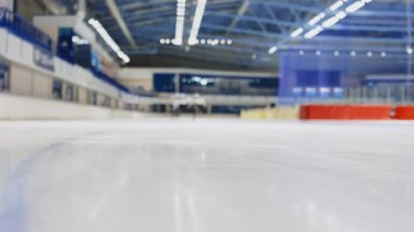 Düşük açılı, odaklanmış, yavaş çekim. Profesyonel sporcuların buz pateni pistinde tüm vücudunu kaplayan kıyafetleri var.