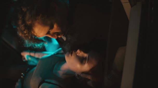 Beyaz Tenli Genç Bir Çiftin Gece Arabalarında Birbirlerine Bakarken Duman — Stok video