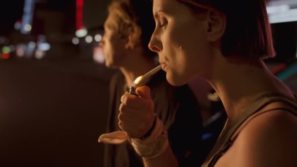 Mediana Toma Mano Lateral Joven Hombre Caucásico Encendiendo Cigarrillo Para — Vídeos de Stock