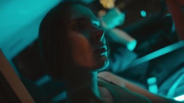Kafkasyalı genç bir kadının gece vakti arabada sigara içerken ki görüntüsü.