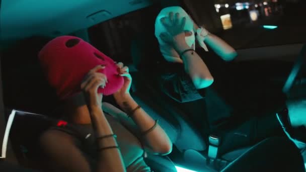 Kafkasyalı Genç Bir Çiftin Arabaya Kar Maskesi Takıp Silahlı Soyguna — Stok video