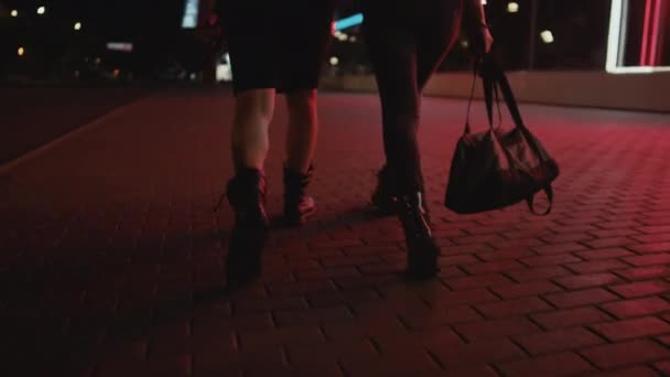 Knie Level Tilt Handheld Achterste Schot Van Jonge Blanke Vrouwelijke — Stockvideo