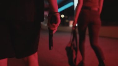 Diz hizasında iki silahlı soyguncunun el kamerası görüntüsü.