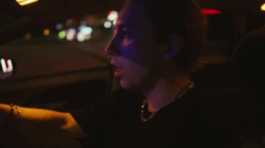 İki beyaz soyguncunun gece vakti polisten saklanıp sonra da deliye döndüğü orta ölçekli bir fotoğraf.