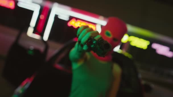 Pov Aufnahme Einer Handfeuerwaffe Die Auf Die Kamera Gerichtet Ist — Stockvideo