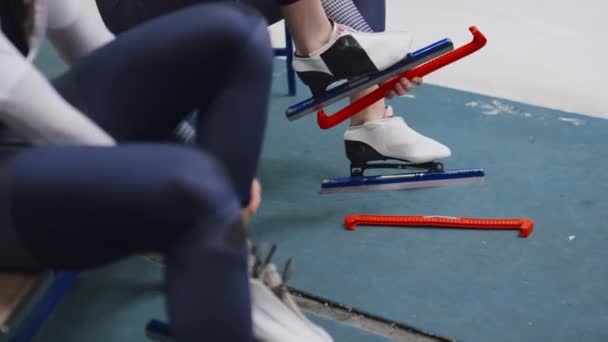 Medium Tilt Håndholdt Skud Unge Mandlige Speed Skater Sætte Plastik – Stock-video