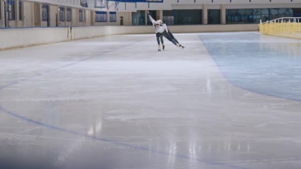 Wide Slowmo Shot Two Caucasian Male Professional Speed Skaters Skating — Stock Video