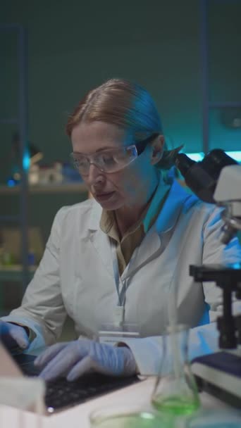 Tiro Vertical Medio Una Mujer Científica Caucásica Madura Bata Blanca — Vídeo de stock
