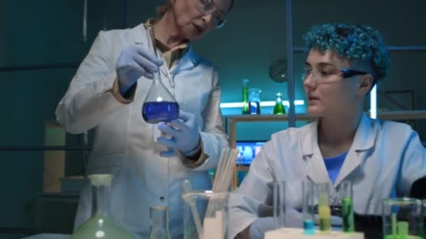 Tembakan Menengah Dari Dua Teknisi Perempuan Laboratorium Kimia Dalam Mantel — Stok Video