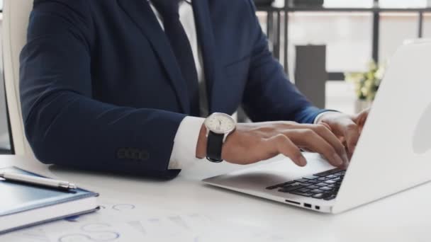 Ofiste Çalışırken Mavi Takım Elbiseli Laptopta Oturan Daktilo Kullanan Tanınmayan — Stok video
