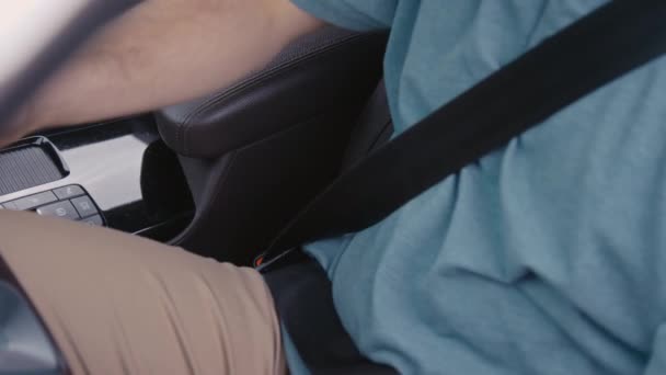 Nem Felismerhető Vezető Biztonsági Övének Közelsége Autóban Vezetés Befejezése Után — Stock videók