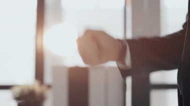 Tanımlanamayan iki iş ortağının ofis toplantısından önce el sıkışmalarının orta bölümdeki yavaş çekimini kapat.