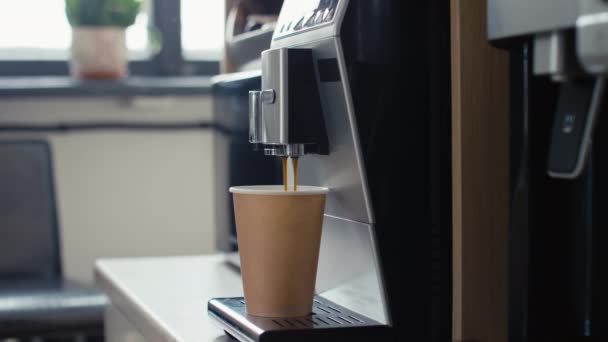 Střední Strana Záběr Kávovaru Plnící Papírový Šálek Espresso Nerozpoznatelný Kancelářský — Stock video