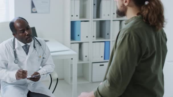 병원에서 약속하는 의사와의 고통에 불만에 말하는 환자의 — 비디오