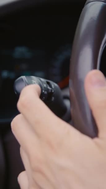 Вертикальное Приближение Руки Водителя Помощью Недостаточного Рулевого Выключателя Поворота Сигнала — стоковое видео