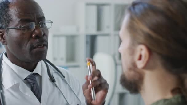 Nahaufnahme Des Patienten Bei Ärzten Die Seine Reaktion Der Pupillen — Stockvideo