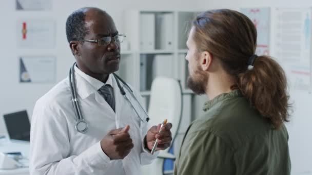 Mittlere Seitenaufnahme Eines Schwarzen Männlichen Arztes Brille Der Mit Einem — Stockvideo