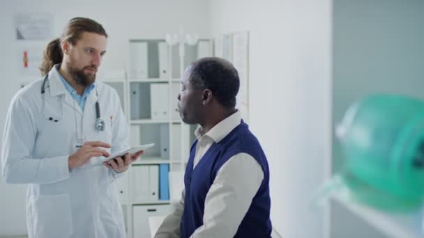 Mittlere Seitenaufnahme Eines Schwarzen Männlichen Patienten Der Dem Kaukasischen Arzt — Stockvideo
