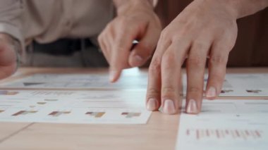 Yeni projenin beklenen istatistiksel verilerini tartışan tanınmayan iki meslektaşın yavaşlığını kapat